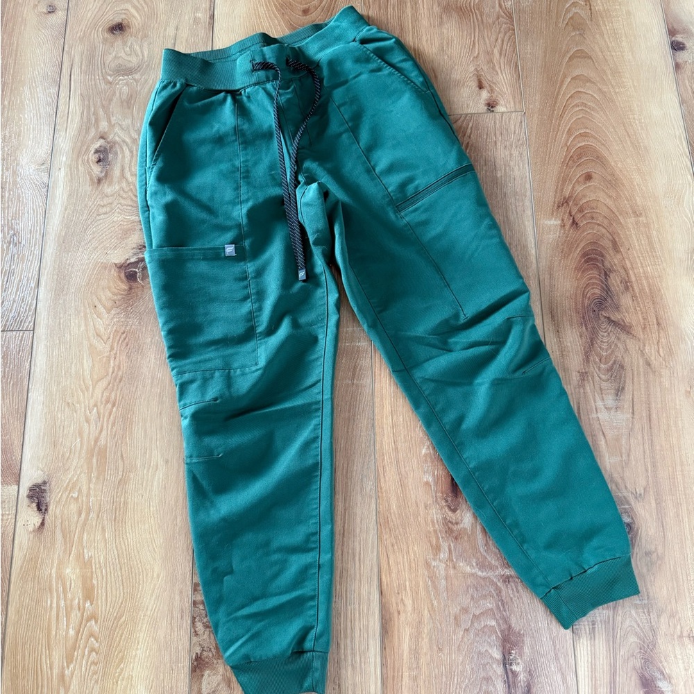 Fabletics Hunter Green Scrub Set - image 3